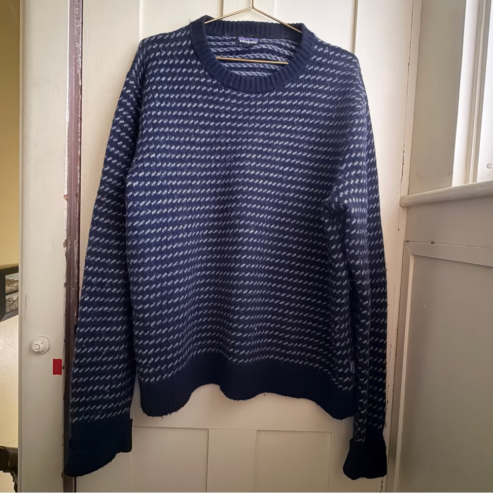 Patagonia Men's Blue and White Crewneck Sweater